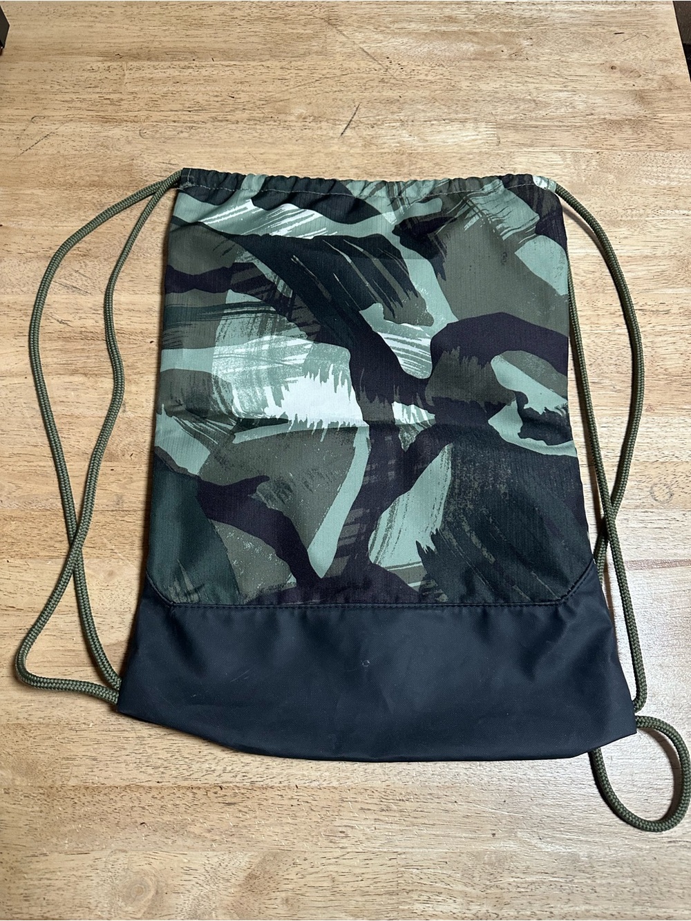 Nike Camo Drawstring Backpack Gym Sack Bag Green Black Zip Pocket 20x13.5 - Picture 2 of 4